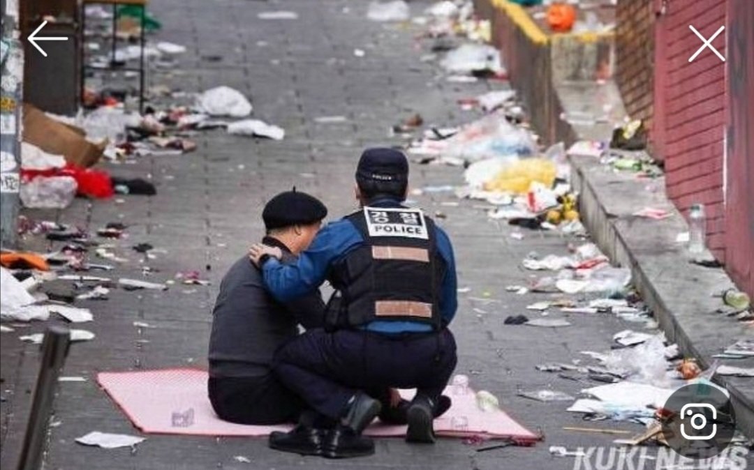 보이는가? 정부가 이태원 대참사의 책임을 면피하기 위해 쓰는 카드가 고작 하부에서 열심히 일하는 경찰과 소방관들에게 책임을 떠넘기는 거였나? 가장 약한 자가 결국 숨은 권력자들의 총알받이이자 방패였다.  
이런말해서 죄송하지만...
진짜 세상 참... 뭐 같습니다.