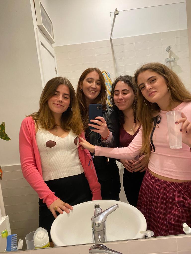 Patigvereda's tweet photo. siento lastima por la gente que no ha visto esta obra maestra y nos preguntaba de qué íbamos disfrazadas 
you can't sit with us https://t.co/lZHIfatX0q