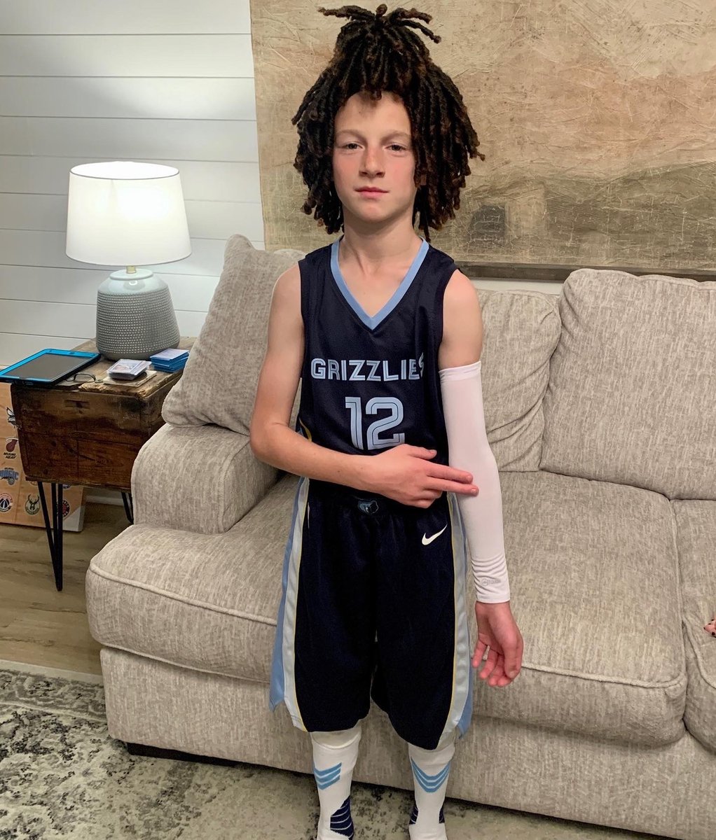 SmeltRO's tweet image. Ja Squared turned 10yrs old and dominated the neighborhood candy game @JaMorant !