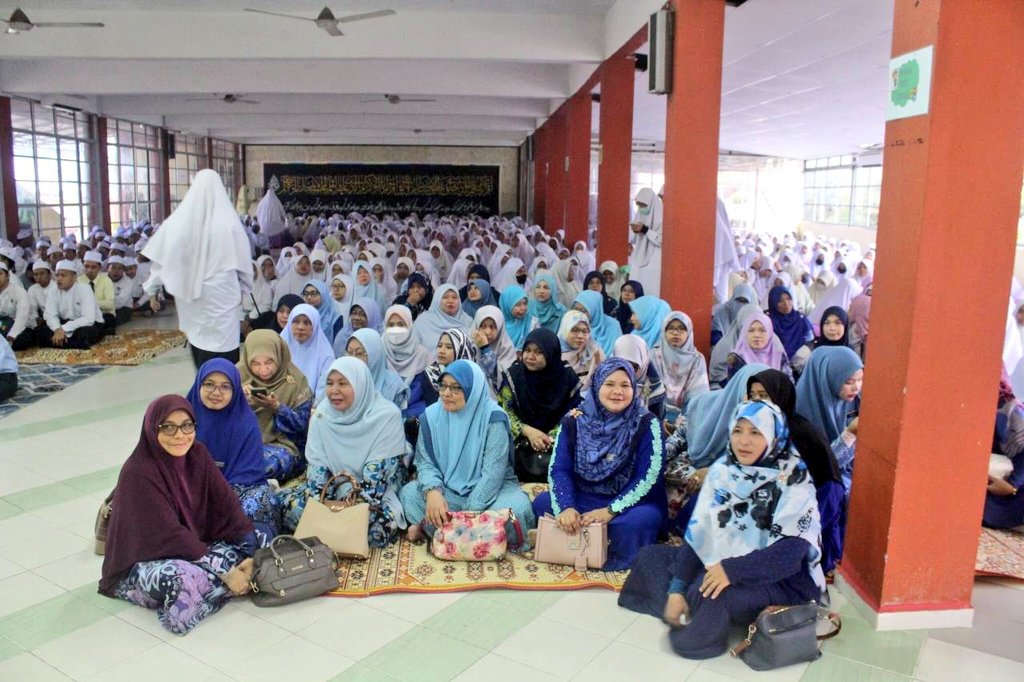 mmpmofficial's tweet photo. MAJLIS PERSARAAN DAN PERPISAHAN GURU MAAHAD MUHAMMADI PASIR MAS 2022

TARIKH:11 SEPTEMBER 2022 

BERDAYUNG SAMPAN KE TANAH SEMENANJUNG,
HENDAK MEMBELI TIKARLAH ROTAN,
BUDI DIKENANG BAKTI DISANJUNG,
KEKAL SUBUR DALAM INGANTAN. https://t.co/3g5U2zxb8n