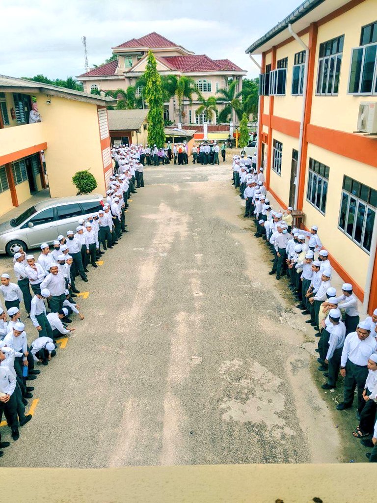 mmpmofficial's tweet photo. MAJLIS PERSARAAN DAN PERPISAHAN GURU MAAHAD MUHAMMADI PASIR MAS 2022

TARIKH:11 SEPTEMBER 2022 

BERDAYUNG SAMPAN KE TANAH SEMENANJUNG,
HENDAK MEMBELI TIKARLAH ROTAN,
BUDI DIKENANG BAKTI DISANJUNG,
KEKAL SUBUR DALAM INGANTAN. https://t.co/3g5U2zxb8n