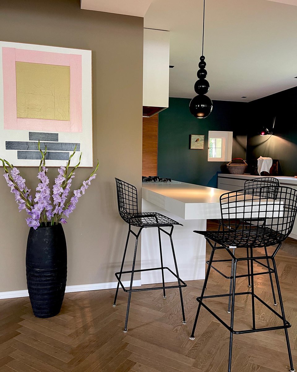 With Bertoia, a tight squeeze becomes a cozy corner. Make the most of spaces for dining and living with a quintessential barstool that celebrates the designer's total legacy of innovation, inspiration, and beauty. @may_doren_rathgen #myknoll ms.spr.ly/6015d5nHF