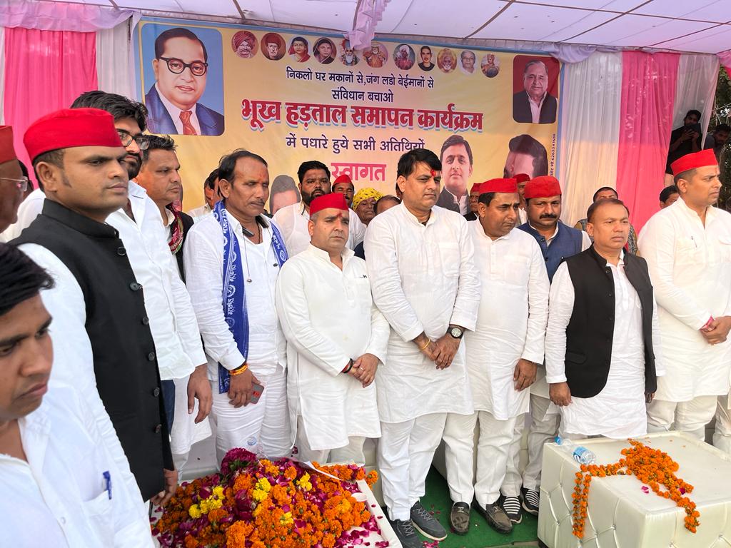 RahulShivGanes3's tweet photo. मा. राष्ट्रीय अध्यक्ष जी के निर्देश पर पूर्व सांसद श्री धर्मेंद्र यादव जी ने मध्यप्रदेश के पिछोर में 17 सूत्री मांगों को लेकर पिछड़ों की विरोधी BJP सरकार के खिलाफ़ भूख हड़ताल पर बैठे श्री प्रीतम सिंह लोधी जी का अनशन तुड़वाया व उनकी मांगों पर राज्य सरकार से विचार करने की अपील की। https://t.co/1LZquyttfY