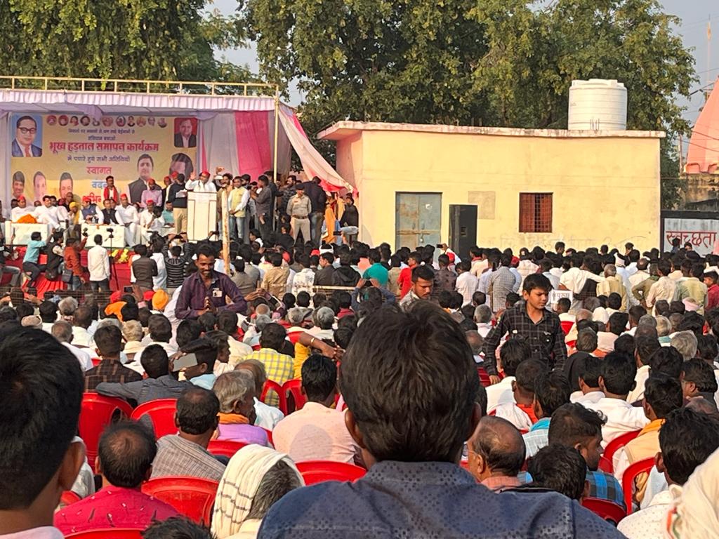 RahulShivGanes3's tweet photo. मा. राष्ट्रीय अध्यक्ष जी के निर्देश पर पूर्व सांसद श्री धर्मेंद्र यादव जी ने मध्यप्रदेश के पिछोर में 17 सूत्री मांगों को लेकर पिछड़ों की विरोधी BJP सरकार के खिलाफ़ भूख हड़ताल पर बैठे श्री प्रीतम सिंह लोधी जी का अनशन तुड़वाया व उनकी मांगों पर राज्य सरकार से विचार करने की अपील की। https://t.co/1LZquyttfY
