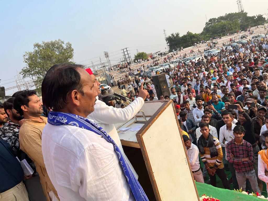 RahulShivGanes3's tweet photo. मा. राष्ट्रीय अध्यक्ष जी के निर्देश पर पूर्व सांसद श्री धर्मेंद्र यादव जी ने मध्यप्रदेश के पिछोर में 17 सूत्री मांगों को लेकर पिछड़ों की विरोधी BJP सरकार के खिलाफ़ भूख हड़ताल पर बैठे श्री प्रीतम सिंह लोधी जी का अनशन तुड़वाया व उनकी मांगों पर राज्य सरकार से विचार करने की अपील की। https://t.co/1LZquyttfY