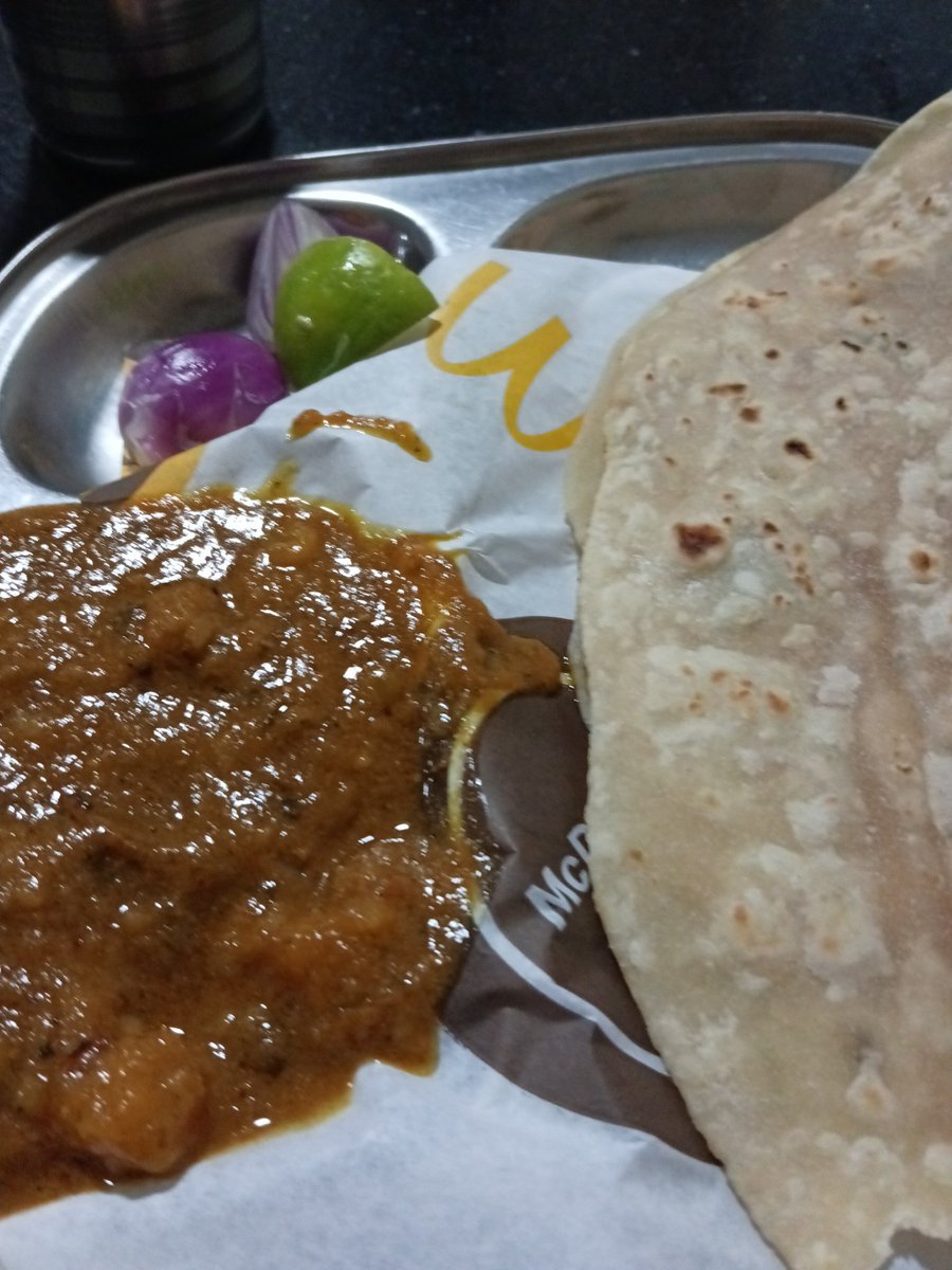 moodofRJS's tweet photo. Baitiki vellinaa healthy food thinandi friends 😁. 

#dinnertime #Capati https://t.co/cgCdAf8cKK