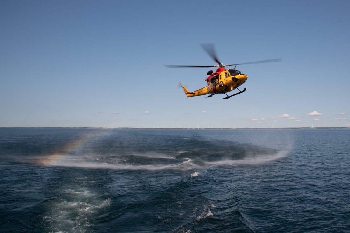 JRCCTrentCCCOS's tweet photo. Les membres de l’ @ARC_RCAF du 424e Escadron de transport et de sauvetage ont récemment donné une formation en sauvetage au large de Kingston avec les équipages de la @GardeCotiereCAN. Les équipages 🚁 Griffon ont hissé des #TechSAR vers et depuis les canots de sauvetage. https://t.co/av3E5A82W1