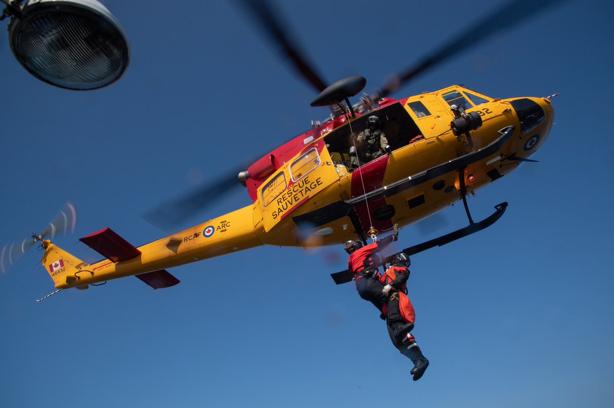 Les membres de l’ @ARC_RCAF du 424e Escadron de transport et de sauvetage ont récemment donné une formation en sauvetage au large de Kingston avec les équipages de la @GardeCotiereCAN. Les équipages 🚁 Griffon ont hissé des #TechSAR vers et depuis les canots de sauvetage.