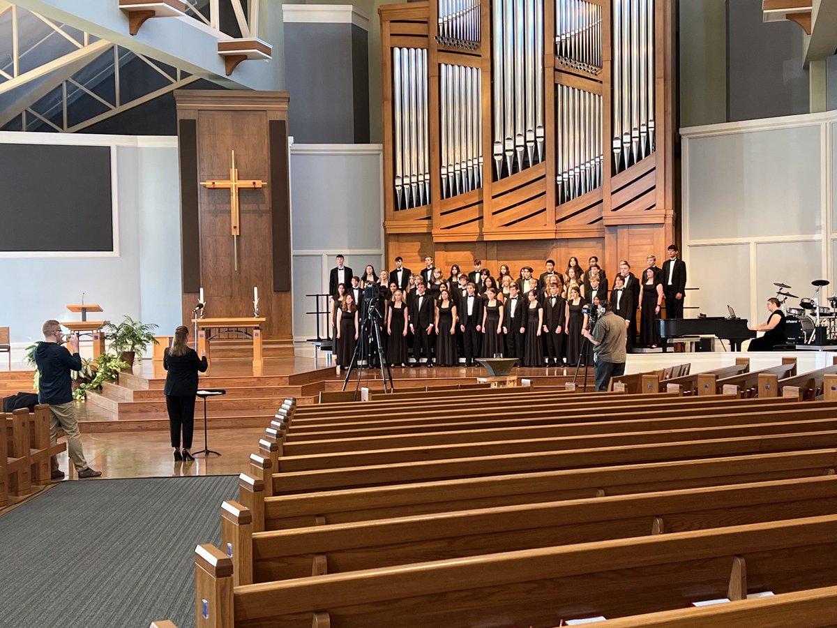 ⁦<a href="/PVSpartanPride/">PVHS</a>⁩ Choir just brought me to tears with their gorgeous sound! ⁦<a href="/kwqcnews/">KWQC TV6 News</a>⁩   Choirs of Christmas