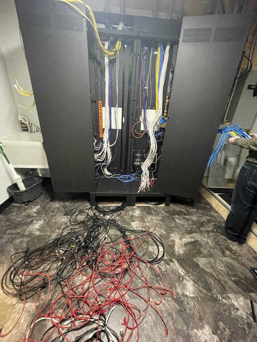 WPAdvancedNeeds's tweet photo. Reverse install day! #RackRelocation  #avtweeps https://t.co/yyv5IkeekZ