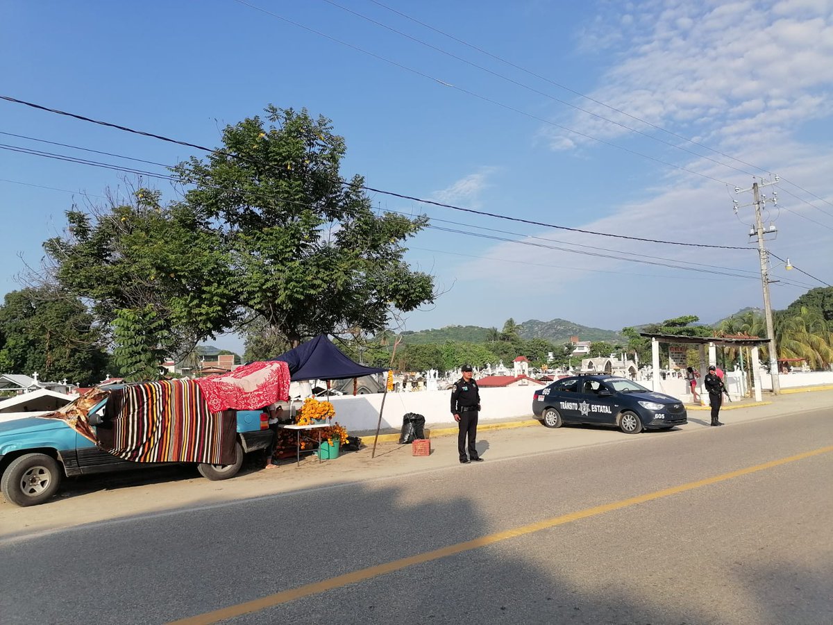 SSPGro's tweet photo. #QueNoSeTePase

👮🏽‍♂️👮🏻‍♀️🚔 El personal de la Dirección General de Tránsito de la @SSPGro reforzó sus dispositivos de atención ciudadana y seguridad vial en puntos carreteros y panteones de #Guerrero, como parte del operativo por la celebración del #DíaDeMuertos. https://t.co/vSzn1ohFyr