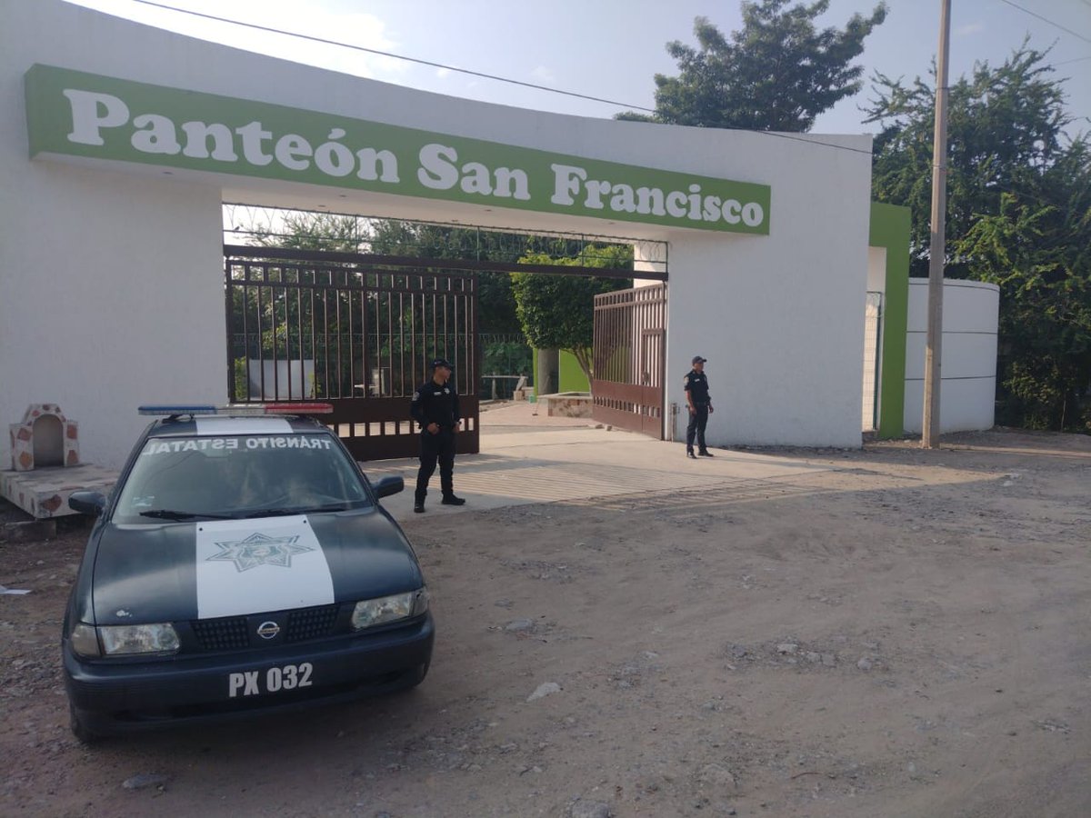 SSPGro's tweet photo. #QueNoSeTePase

👮🏽‍♂️👮🏻‍♀️🚔 El personal de la Dirección General de Tránsito de la @SSPGro reforzó sus dispositivos de atención ciudadana y seguridad vial en puntos carreteros y panteones de #Guerrero, como parte del operativo por la celebración del #DíaDeMuertos. https://t.co/vSzn1ohFyr