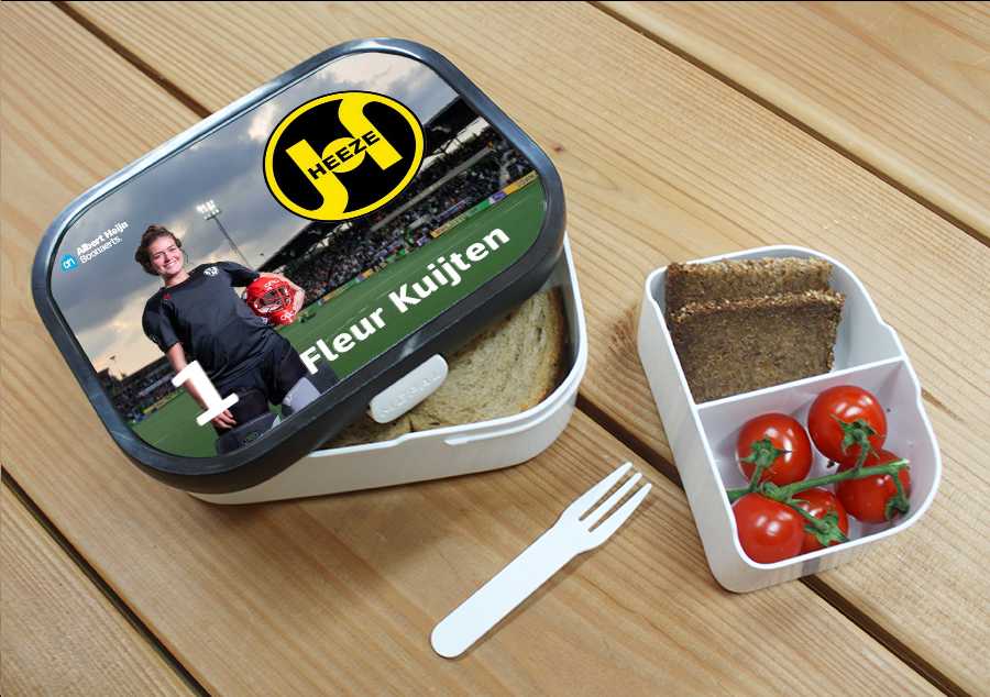 Hoeveel gratis FANproducten heb jij al bij elkaar? Zo’n breed gesorteerde webwinkel heeft Ronaldo niet eens!
Heb jij de slippers met je foto erop al besteld? En de boterhamdoos? Hoe meer jij bij elkaar spaart; hoe groter de cheque die jouw club straks in ontvangst mag nemen!