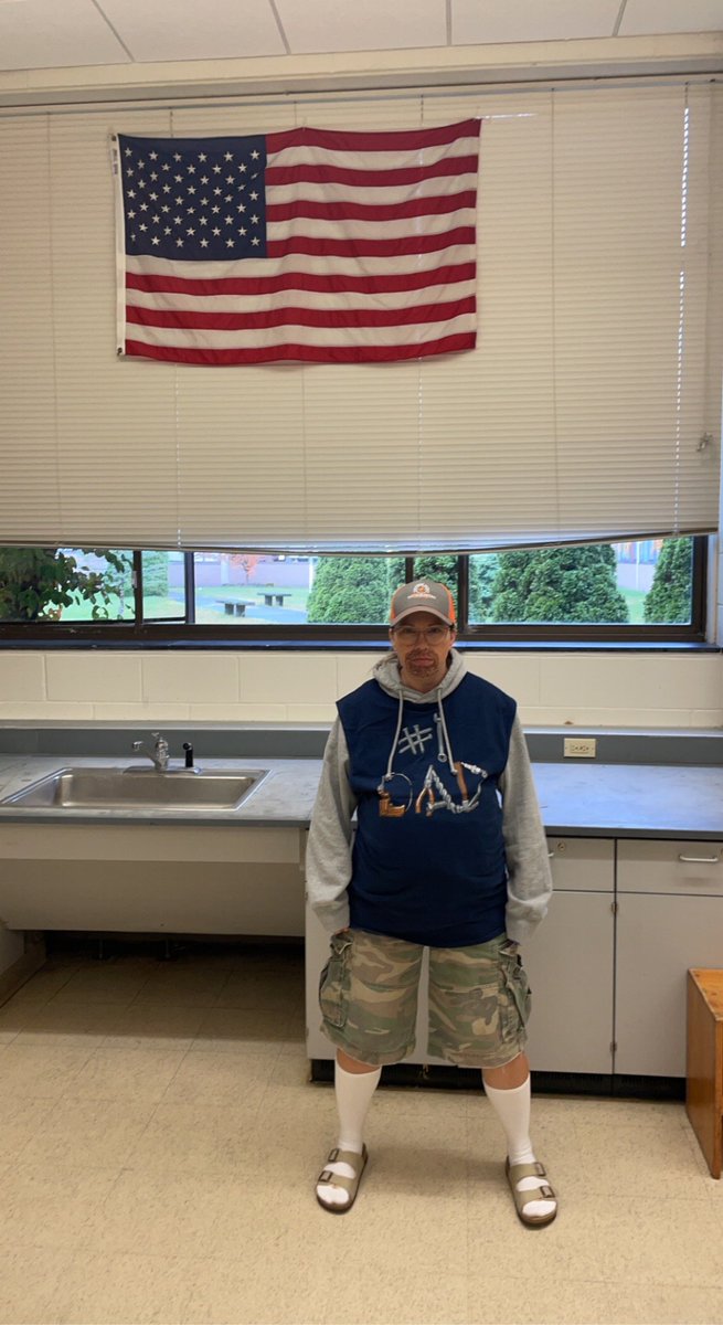 MrsHaRv33's tweet photo. What a week here in room 3! Mr. Harvey, bbq dad extraordinaire,  stopped in to teach some World History today. The only complaint, students are wondering why they didn't get any burgers or hotdogs.. 
@BCHSprincipal @MartinoAmy @MrBroderickBCHS https://t.co/SivTkhUglz