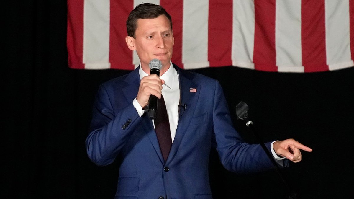thehill's tweet photo. Arizona’s Libertarian Senate candidate dropping out of race, endorsing Masters https://t.co/RDIltBTEG0 https://t.co/zr07pL7rbC