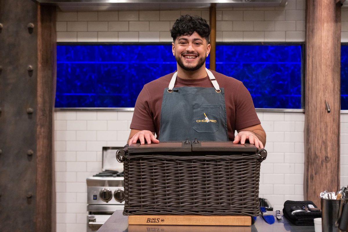 TheGoldenBalanc's tweet photo. Today is the day we’ll be on Chopped Inshallah 😭 My dream was to be on this show growing up 🙏🏽❤️  #chopped 8pm EST on @FoodNetwork https://t.co/Y1dLxBkxds