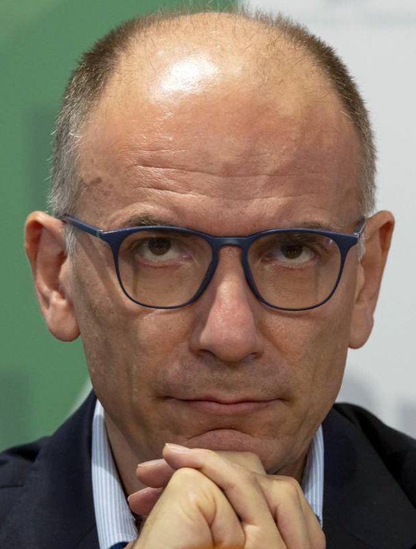 ChiodiDonatella's tweet photo. Ma #Letta che si preoccupa della "#libertà dei cittadini", dopo averli fatti braccare dai #droni sulle #spiagge con il compare #Conte e i suoi #dpcm a #cazzum non è fantastico?
#NoArt434bis #raveparty
#ravemodena #rave #Covid https://t.co/wgqh8l9pQ6