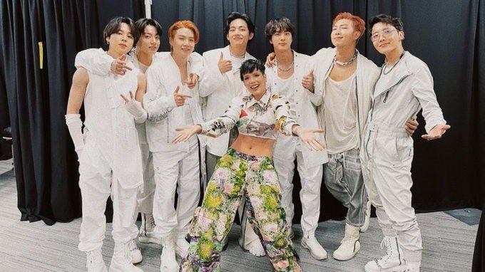 vminiecats's tweet photo. — En un reciente podcast Halsey habló acerca de su amistad con #BTS. 

Halsey: “Han sido parte de mi vida durante mucho tiempo, me han visto en diferentes etapas de mi carrera, durante el embarazo y luego convertirme en madre y es lindo tener esas relaciones en esta industria + https://t.co/CeGegqolQc