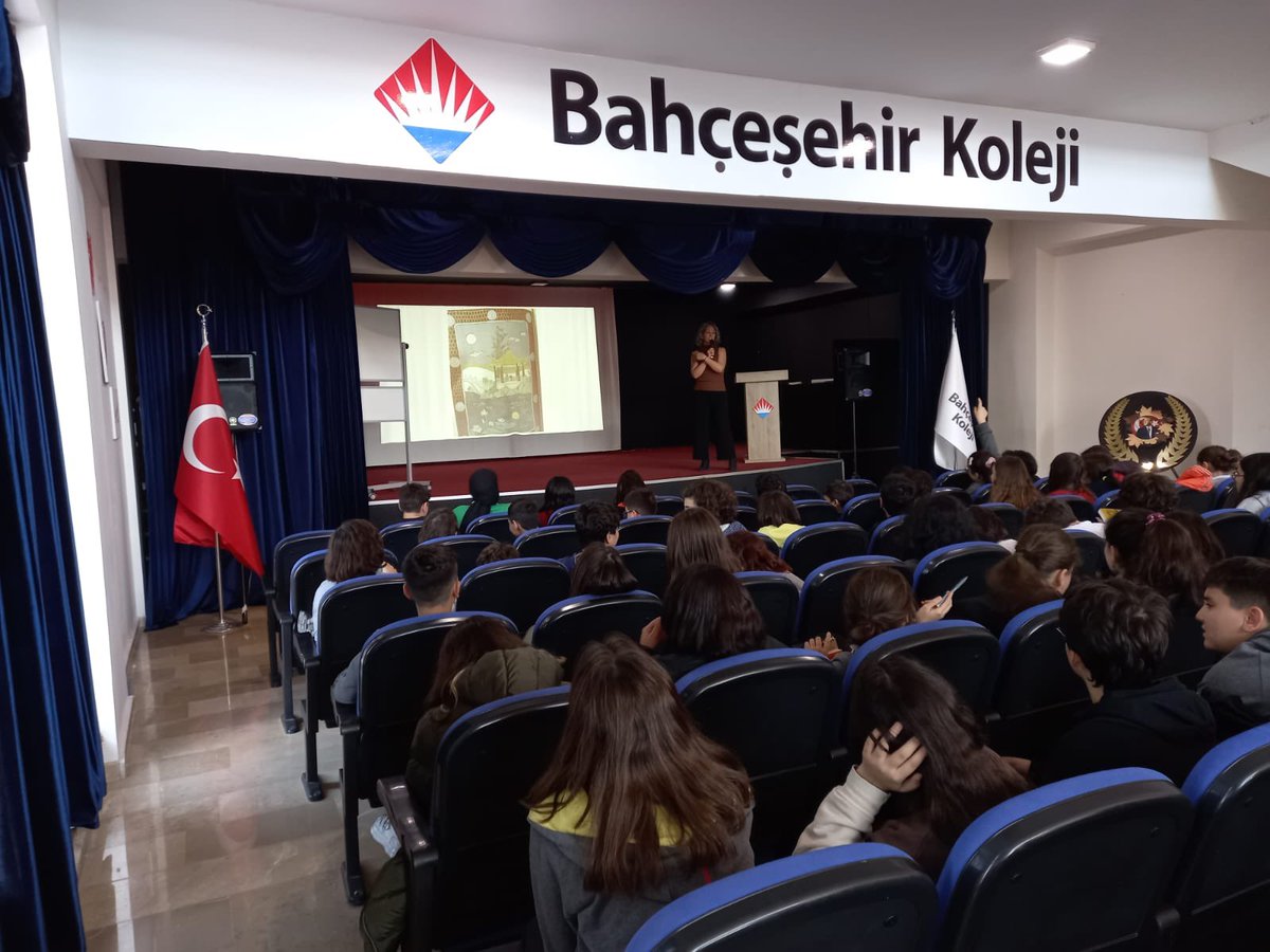 tokatbklise's tweet photo. Bahçeşehir Koleji "Kitap Söyleşileri" etkinliği kapsamında Drama Eğitmeni Burcu CEYLAN, "Dağın Ay'la Buluştuğu Yer" kitap etkinliğinde Tokat Bahçeşehir Kampüsü 7. sınıf öğrencilerimizle buluştu. 

@izzetsansar @burakocakl2 @Sarikaya_gokmen @BKTokatKampusu https://t.co/ArFX3s084s