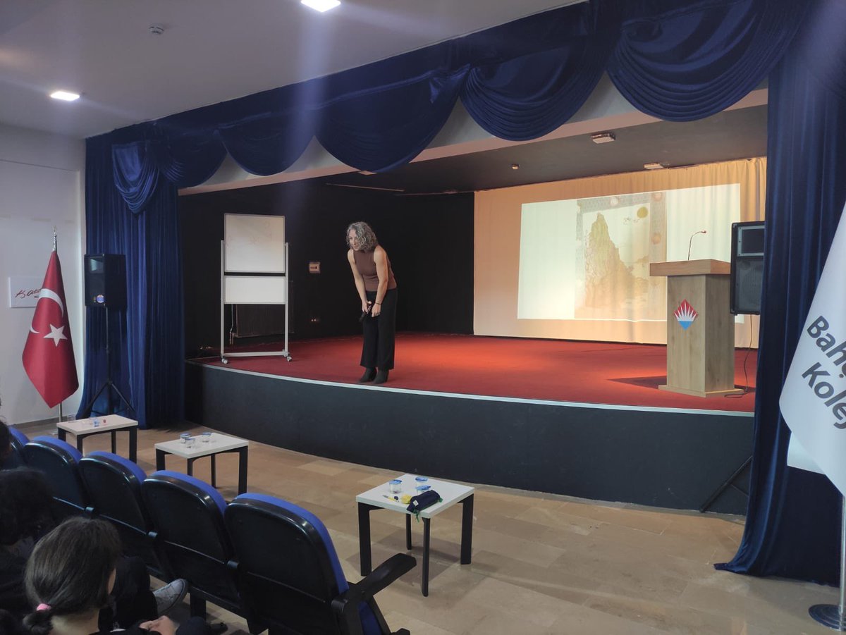 Bahçeşehir Koleji "Kitap Söyleşileri" etkinliği kapsamında Drama Eğitmeni Burcu CEYLAN, "Dağın Ay'la Buluştuğu Yer" kitap etkinliğinde Tokat Bahçeşehir Kampüsü 7. sınıf öğrencilerimizle buluştu. 

<a href="/izzetsansar/">izzet sansar</a> <a href="/burakocakl2/">abüzer</a> @Sarikaya_gokmen @BKTokatKampusu