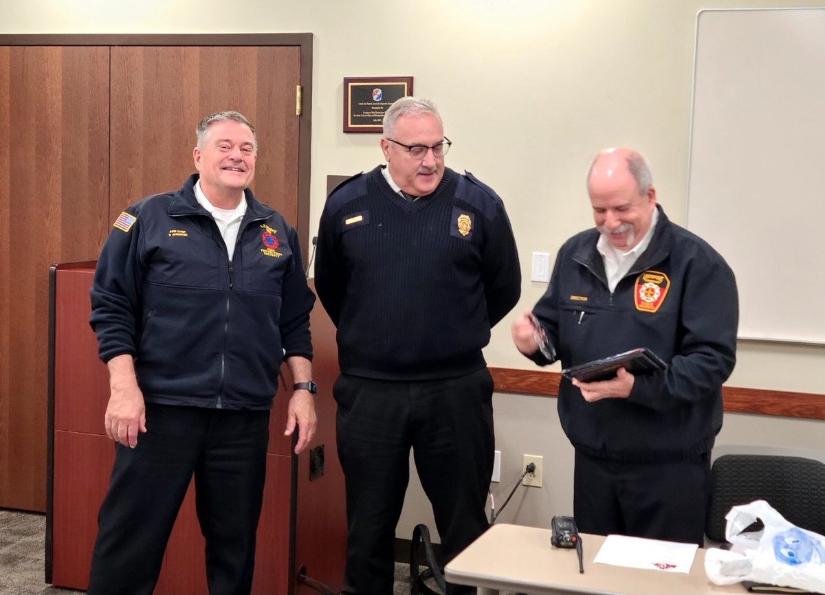 LemontFire1's tweet photo. At this mornings @MABASIllinois 19 meeting. Chief Jareczek was recognized & awarded a plaque for his 30 yr career in the fire service & congratulated on his well earned upcoming retirement. Thanks Chief!
#integrity #honor #dedication #mabas19
#Chiefs #fireservice #oathofservice https://t.co/H7or6jRrln
