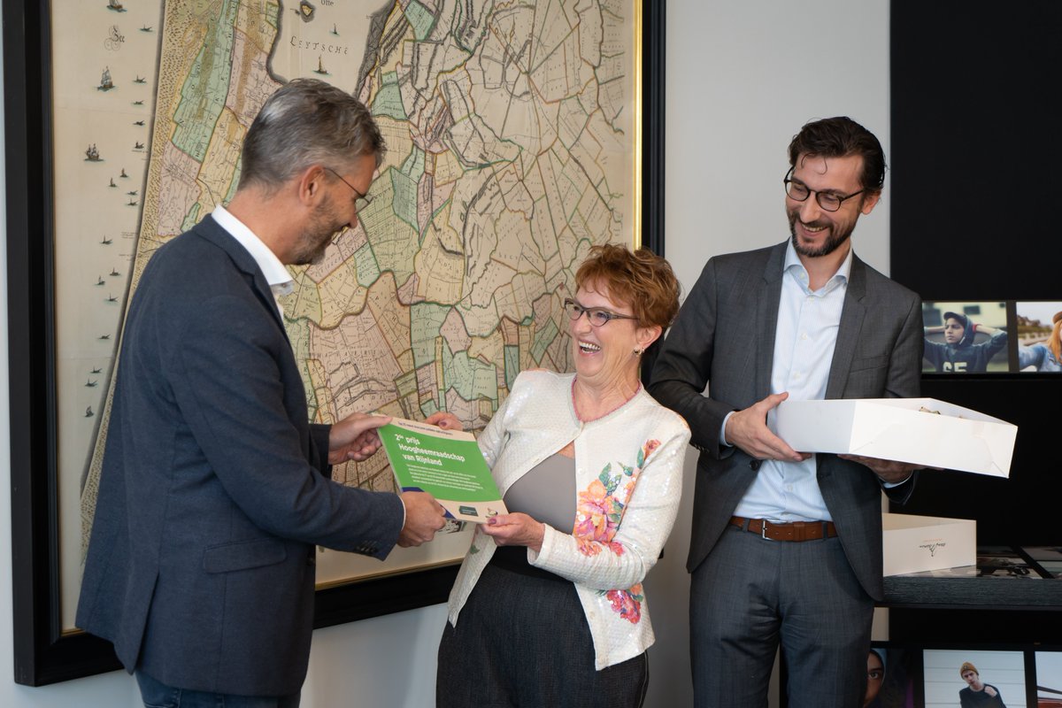 HHRijnland's tweet photo. 🏆Rijnland nummer 2 meest #duurzame publieke opdrachtgever! Bouwend Nederland heeft de 2e prijs uitgereikt aan hoogheemraad @TheaFierens.
https://t.co/mbitSrTGN2 #aanbestedingen #publiekesector https://t.co/8LLvDggBjr