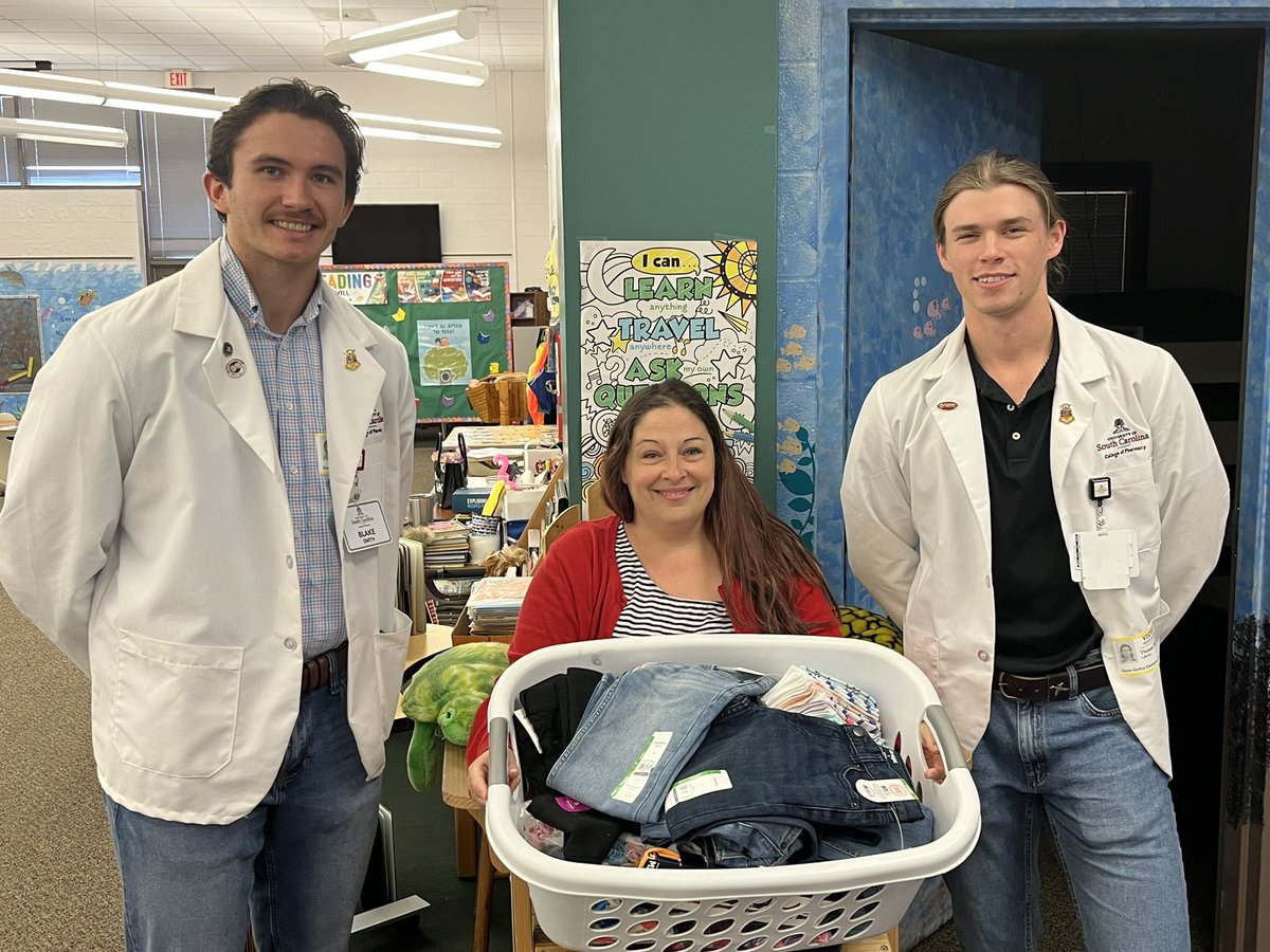 SaxeGothaEle's tweet photo. Thank you 🤗 Kappa Psi Fraternity and the USC 🐓 School of Pharmacy for collecting and donating socks,🧦 underwear, and jeans👖for our clothes closet! We love 💕 working with the community!
@USCSchPharmacy
#StayShining #TogetherWeShine #USCPharmacy #KappaPsi #CommunityOutreach https://t.co/MnEV2iLzJ4