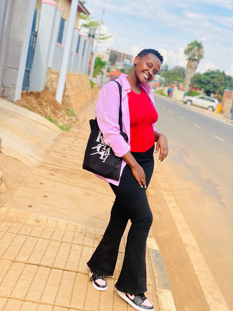 MukunziValentin's tweet photo. Man this girl naramusariye!!! Can any one please tag her?? https://t.co/5iwSvpv0D8