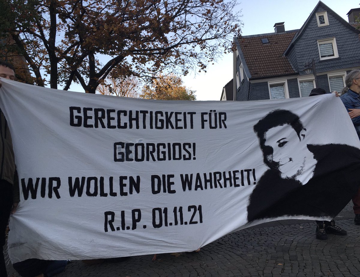 CrossSolidarity's tweet photo. Gut 200 Menschen gedenken heute dem vor 1 Jahr in Polizeigewahrsam umgekommenen #GeorgiosZantiotis. Georgios ist kein Einzelfall. So gibt es solidarische Statements der Initiativen Gerechtigkeit für #AdelB., @justice4mohamed, #AmedAhmad….
#DeathInCustody
#Wuppertal https://t.co/IasA270sht