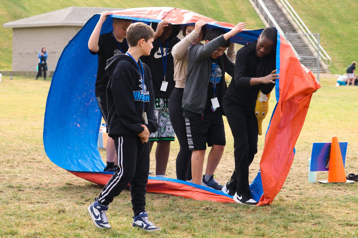 dbqschools's tweet image. Washington students put their collaboration skills to the test participating in team building challenges during their annual FIT Day. Whether it’s constructing a pool noodle bridge or figuring out a puzzle, teamwork makes the dream work! #FlashbackFriday #FallTimeFun