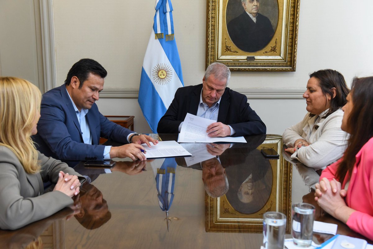 El ministro <a href="/jaimeperczyk/">Jaime Perczyk</a> y el ministro de Educación <a href="/OLlancafilo/">Osvaldo Llancafilo</a> firmaron un convenio por el cual las chicas y los chicos de las escuelas rurales de Neuquén tendrán una hora más de clase por día. Más tiempo para aprender Lengua y Matemática.