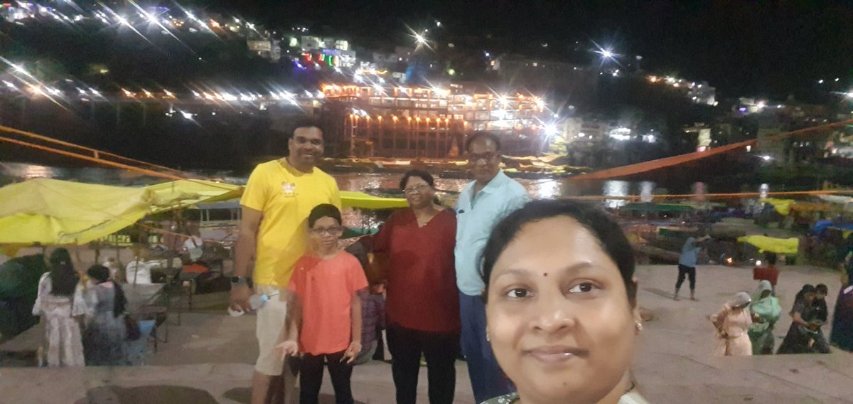 pagiamol's tweet photo. Onkareshwar darshan 2022 experience-more than terrible.joined d line around 6.30 pm &amp; d very 1st thing 1 Pandit asked if we wish to go for Instand Darshan which is 500rs/pax.He followed us a bit &amp; down the rate to 300rs. The Gate closed at 8.30 pm for Aarti &amp; reponed at 9.45 pm. https://t.co/N0YEvWNdvH