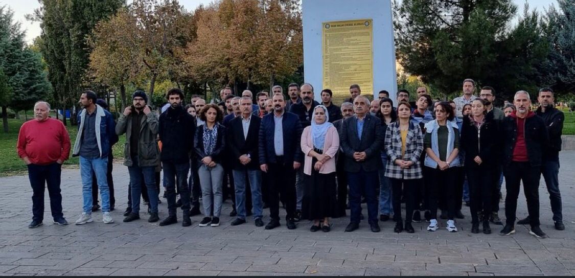 Başta kadınlar ve gençler olmak üzere Ortaçağ karanlığına teslim olmayan Kobanê halkının 1 Kasım Dünya Kobanê gününü selamlıyor, Ortadoğu halklarının barış ve özgürlük çığlığı olmasını temenni ediyoruz. #WorldKobaneDay