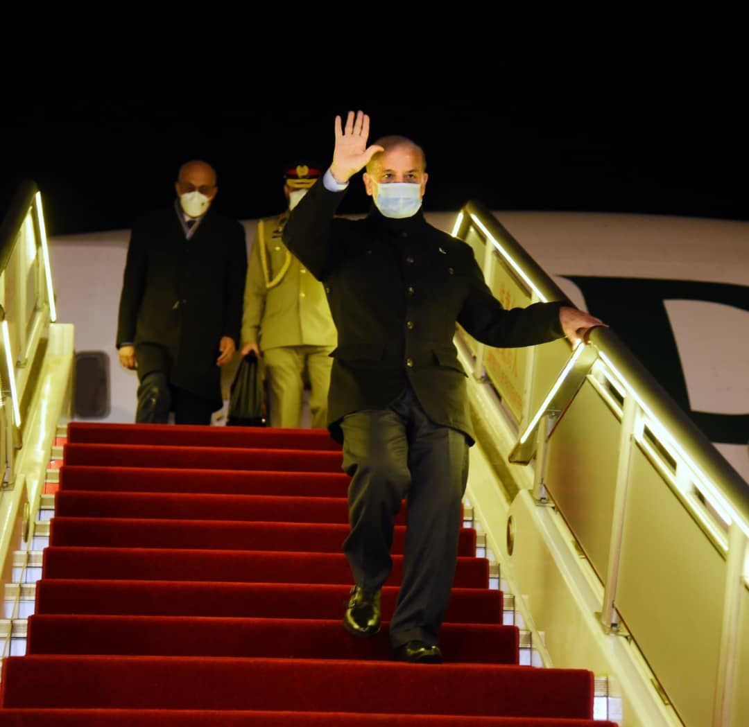 TeamHamzaSS's tweet photo. Prime Minister Shehbaz Sharif has reached Beijing on a two-day visit to China.

During his stay in China, the Prime Minister will meet President Xi Jinping and hold delegation level talks with Premier Li Keqiang.

#PMShehbazinChina 🇵🇰🇨🇳 https://t.co/bFUt3BsZt5