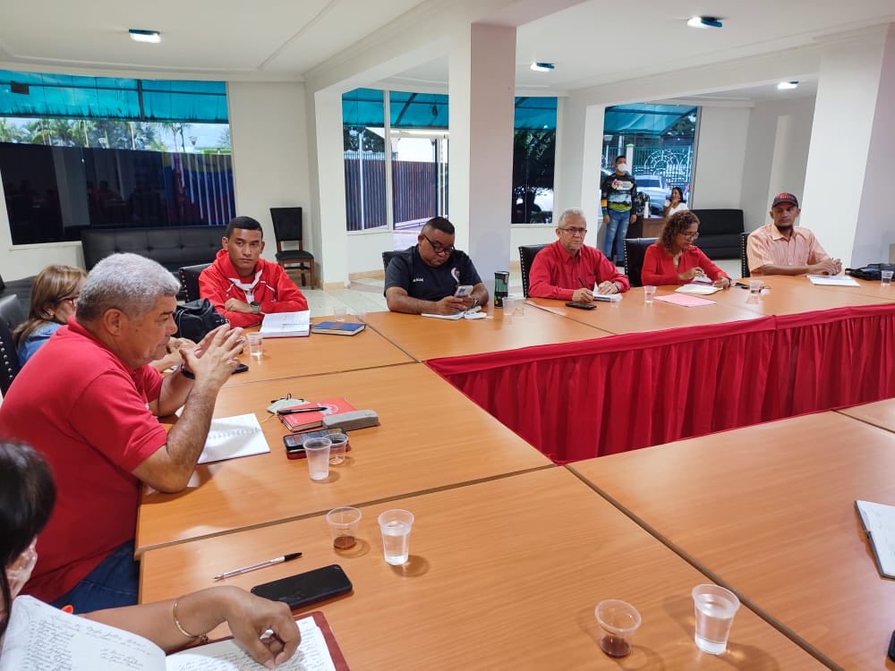 Estamos ahora en la reunión del equipo político estadal del ⁦<a href="/PartidoPSUV/">PSUV</a>⁩ del estado Apure revisamos la coyuntura y las tareas de las próximas semanas ⁦<a href="/NicolasMaduro/">Nicolás Maduro</a>⁩ <a href="/dcabellor/">Diosdado Cabello R</a> <a href="/delcyrodriguezv/">Delcy Rodríguez</a> <a href="/PSUVEnApure/">PSUV Apure</a>