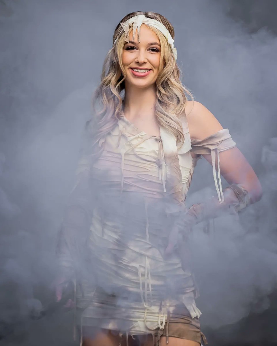 Love the photos from Tishy Photography's Halloween smoke bomb photoshoot! So poud of Kennedy for always embracing the theme and giving it her all! Congratulations to Tishy and Kennedy for being featured by Inspiring Teens Magazine!  
#TMT #Featured #inspiringteensmagazine