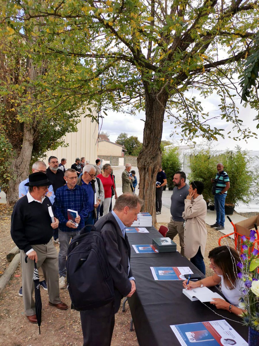 CaroleDelga's tweet image. Merci à tous les lecteurs de mon ouvrage sur Jean Jaurès (une centaine !) venus aujourd’hui à #MartresTolosane.
L’héritage de cette grande figure de la Gauche reste particulièrement vivace !
