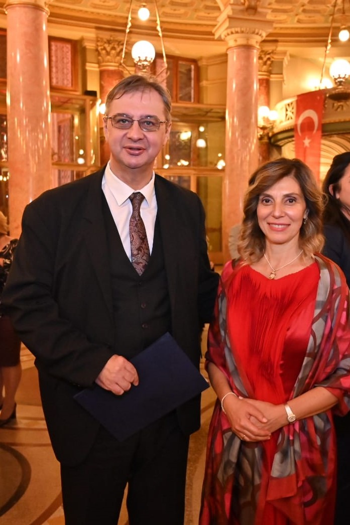 La ceremonia dedicată celei de-a 99-a aniversări a proclamării Republicii, au susținut discursuri Ministrul Culturii Dl. Lucian Romașcanu și Dl Consilier Diplomatic Iulian Chifu. 
2/3