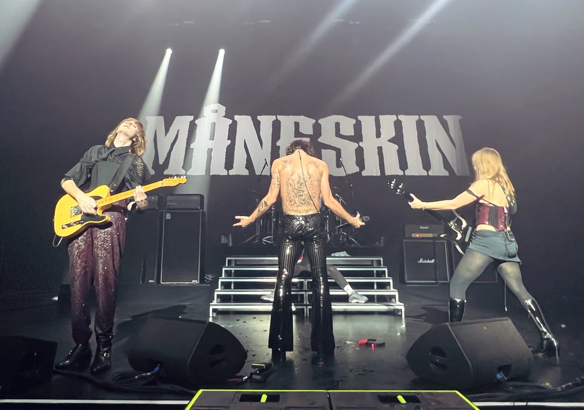 KatieAngvik's tweet photo. Perfect Halloween night seeing #måneskin perform live!
#alt #rocknroll #Concerts https://t.co/jMoUGs2yov