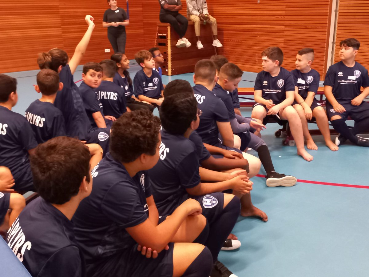 In Moerwijk startte gister het move in 1 dag-project in samenwerking met @ADOMaatschappij. De kinderen bedachten hoe ze de buurt gezonder kunnen maken. Ze gaan volgende week gezonde snacks uitdelen in de wijk. Ook gingen zij hierover in gesprek met twee spelers van <a href="/ADODenHaag/">ADO Den Haag</a>!