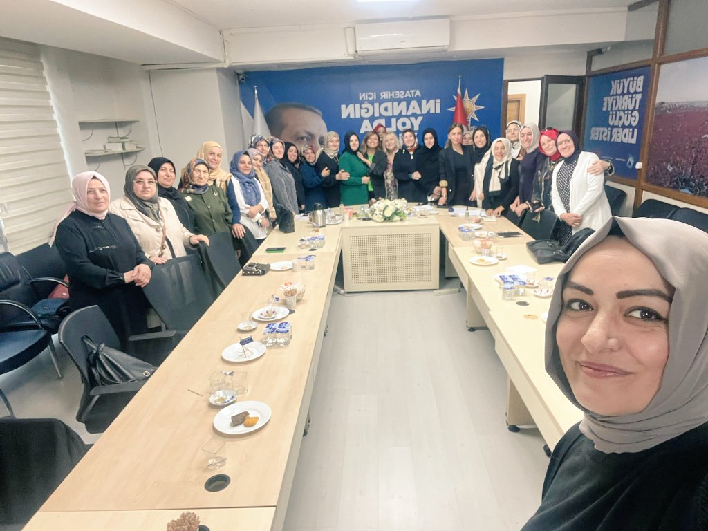 Akparti Ataşehir Kadın Kolları Teşkilat Başkanları olarak toplantımızı İlçe Binamızda gerçekleştirdik.Eylül ve Ekim doğumlu başkanlarım nice sağlıklı yıllara.
Toplantımız hayırlara vesile olsun inşallah...Biz birlikte güçlüyüz.
#işimizVaktimizdenÇok