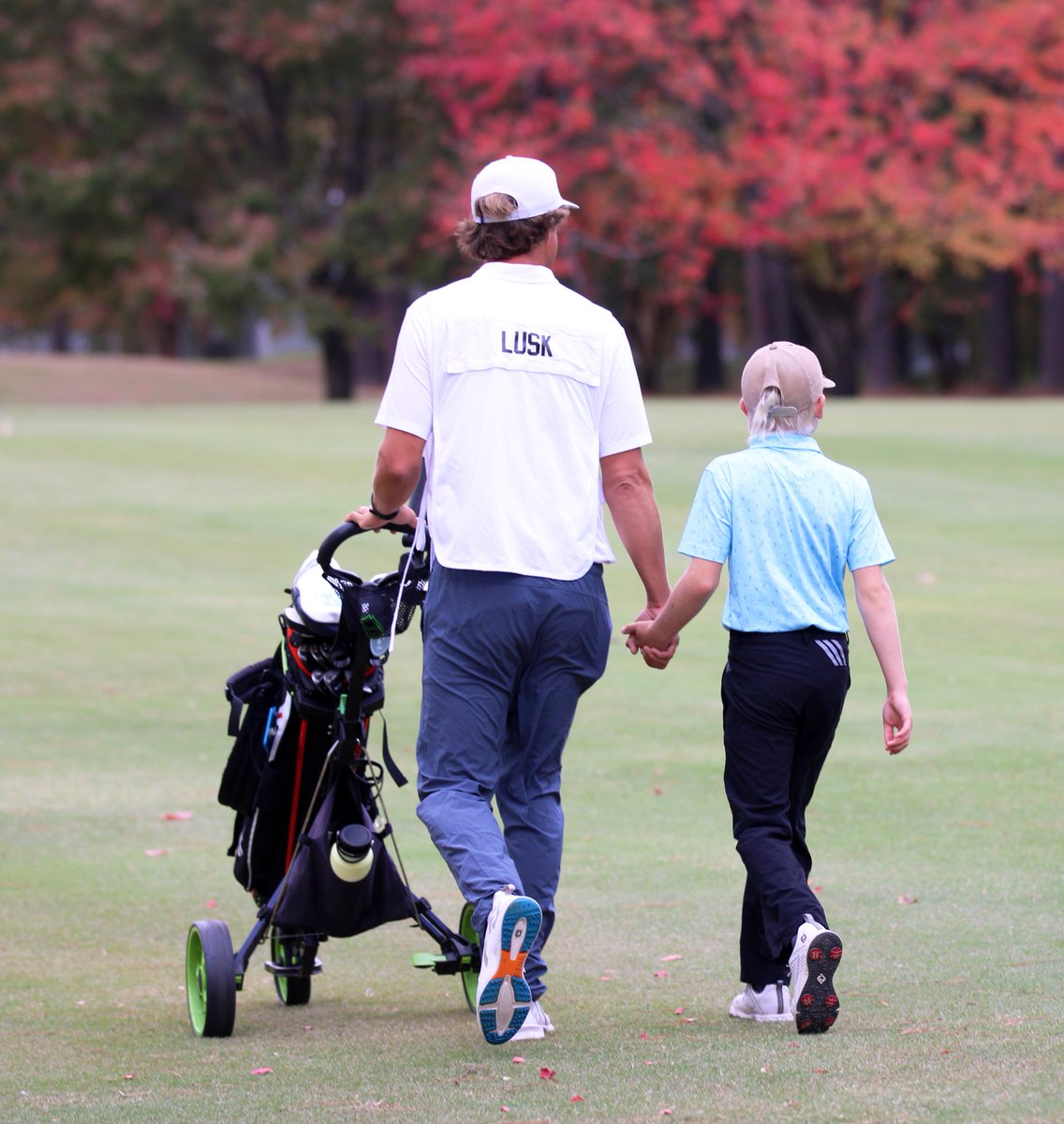 When you choose to caddy for your child, you become 50% of the team. On the days when your child doesn't have their A game, that is when they need you to bring your A game the most 🙏🏻

Be the calm in their game, don't be the chaos ❤️👊

#uskidsgolf #juniorgolf