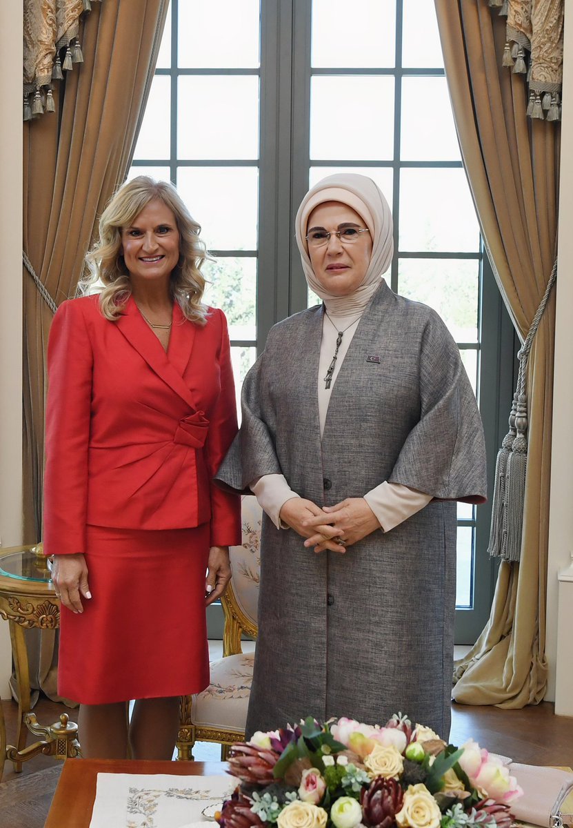 ABD Ankara Büyükelçisi Sayın Jeffry L. Flake’in değerli eşi Cheryl Flake ile bir araya geldik. Öğrencilik yıllarında İstanbul’u ziyaret ederek hayran kaldığını anlatan Bayan Flake’in ülkemizin tüm güzelliklerini yakından tanımasını umuyor, nazik ziyareti için teşekkür ediyorum.