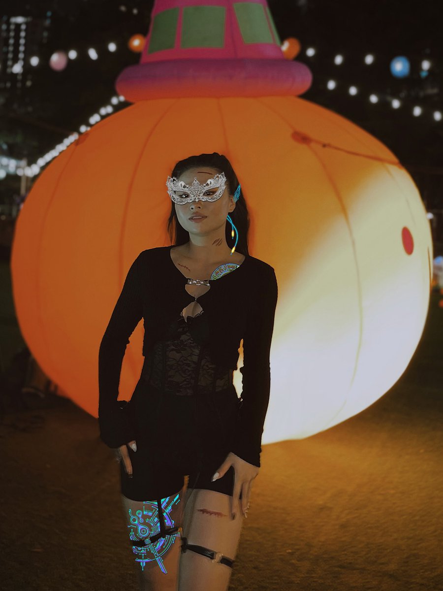 Hope you all had a fabulous #Halloween 👻 
Drop a photo of your Halloween 👇🏻🫣
#NFTCommunity #NFTs #Asian #WomenInNFTs #Web3