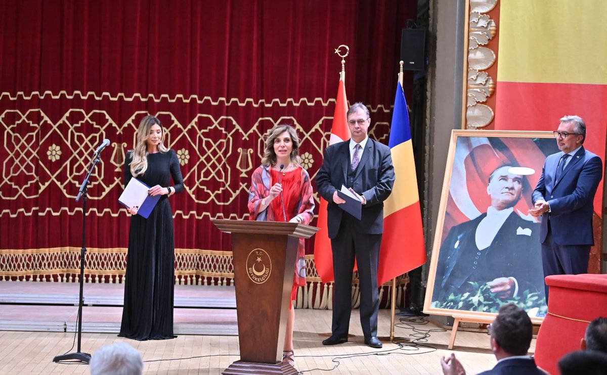 TC_BukresBE's tweet photo. Cumhuriyetimizin kuruluşunun 99. Yıldönümü vesilesiyle düzenlenen törende Romanya 🇷🇴 Kültür Bakanı Lucian Romascanu ve Başbakan Danışmanı Iulian Chifu birer konuşma yaptılar. https://t.co/HE6aKQ9GpA