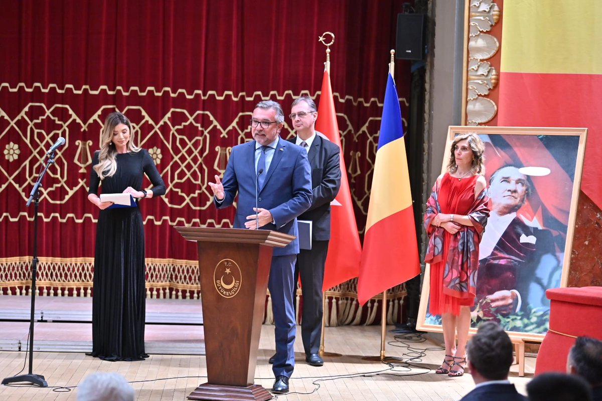 Cumhuriyetimizin kuruluşunun 99. Yıldönümü vesilesiyle düzenlenen törende Romanya 🇷🇴 Kültür Bakanı Lucian Romascanu ve Başbakan Danışmanı Iulian Chifu birer konuşma yaptılar.