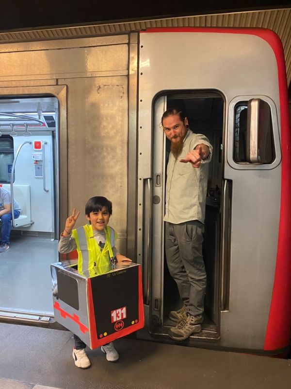 metrodesantiago's tweet photo. El mejor disfraz no exis...

Matías ama ❤️mucho Metro y sus padres se esforzaron por hacer su disfraz. Hoy estuvo viajando con nosotros y los conductores al verlo encendían las luces y tocaban la bocina. 

Para él fue una emoción 

💕✨¡Gracias Matias! te enviamos abrazos 😊. https://t.co/Ex14z2HRCE