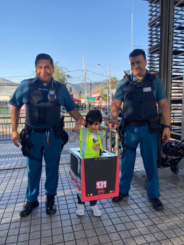 metrodesantiago's tweet photo. El mejor disfraz no exis...

Matías ama ❤️mucho Metro y sus padres se esforzaron por hacer su disfraz. Hoy estuvo viajando con nosotros y los conductores al verlo encendían las luces y tocaban la bocina. 

Para él fue una emoción 

💕✨¡Gracias Matias! te enviamos abrazos 😊. https://t.co/Ex14z2HRCE