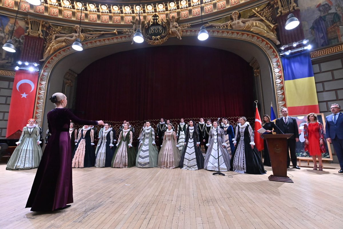 TC_BukresBE's tweet photo. Madrigal korosu Türk ve Romen milli marşlarını seslendirdi, CelloPianoDuo grubumuz klasik müziği Türk ezgileriyle harmanlayan bir konser verdi. https://t.co/TEWXvjZeEC