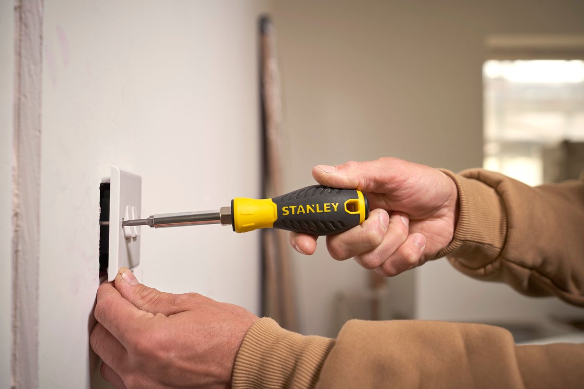 Secure fasteners without the strain. The ergonomically designed handle on our Quick Change 6-Way #Screwdriver provides you with minimal strain. bit.ly/3TCvwno